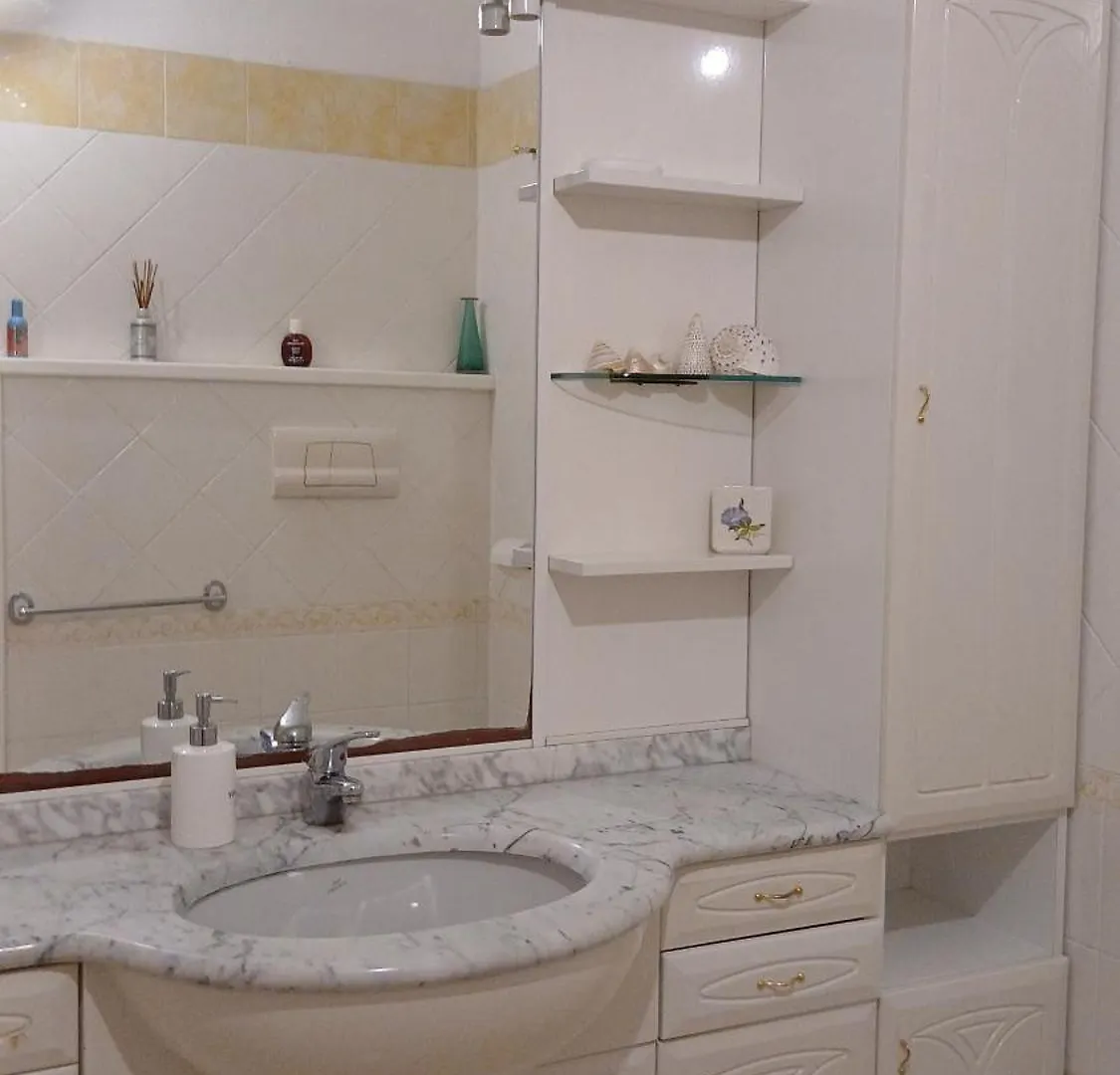 Central Room With Private Bathroom, No Smoking Palau Homestay